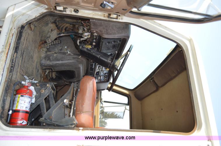 image for item F8343 1988 International F2674 water truck