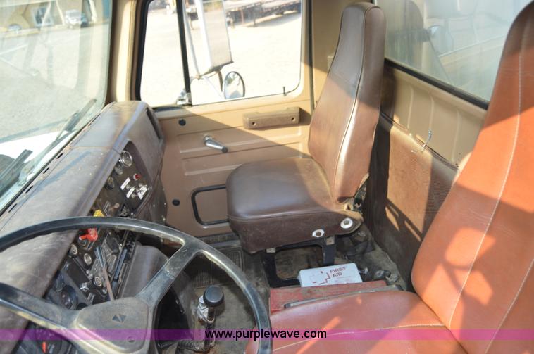 image for item F8343 1988 International F2674 water truck