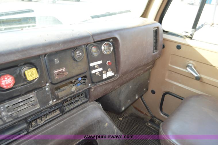 image for item F8343 1988 International F2674 water truck