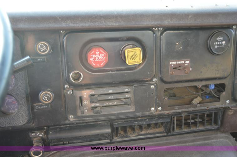 image for item F8343 1988 International F2674 water truck