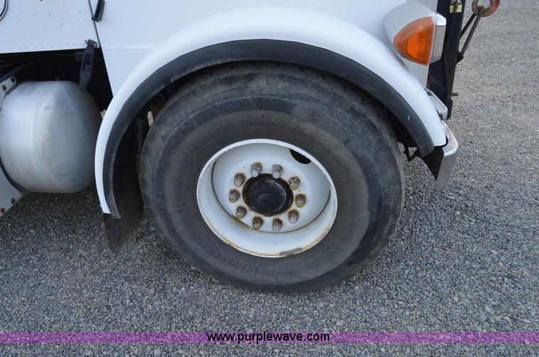 image for item F8344 1997 Peterbilt 357 truck with Manitex crane