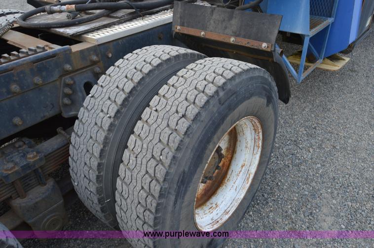 image for item F8344 1997 Peterbilt 357 truck with Manitex crane