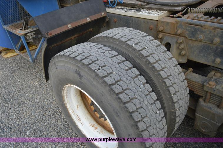 image for item F8344 1997 Peterbilt 357 truck with Manitex crane