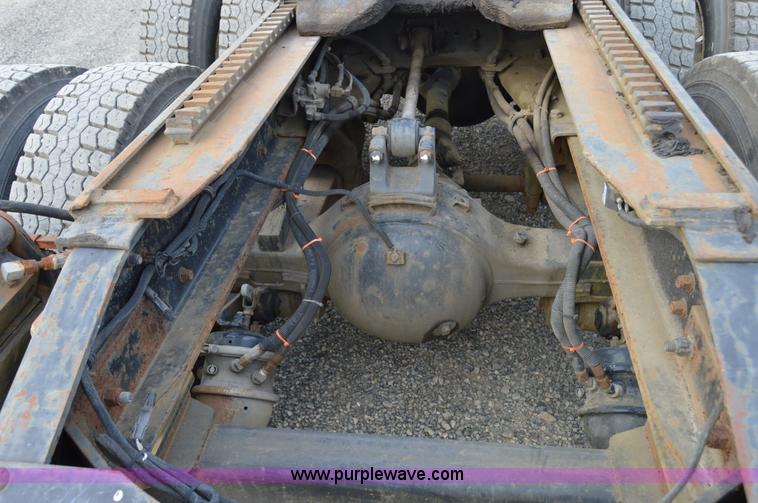 image for item F8344 1997 Peterbilt 357 truck with Manitex crane