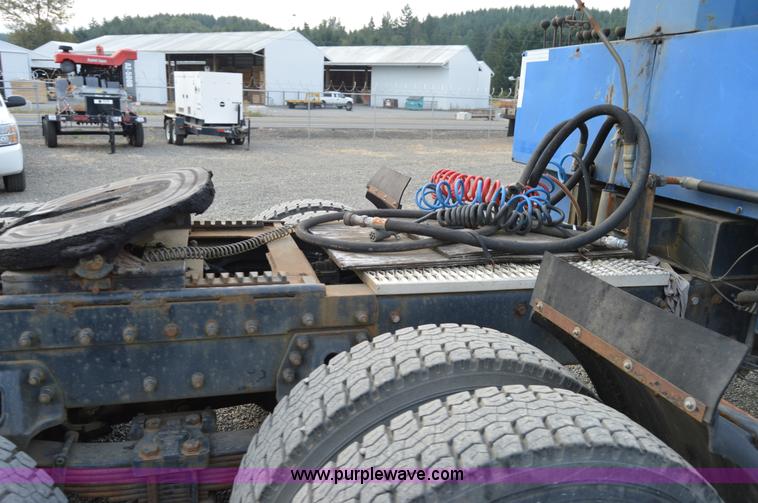 image for item F8344 1997 Peterbilt 357 truck with Manitex crane