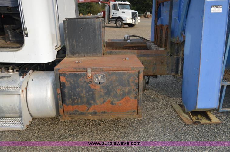 image for item F8344 1997 Peterbilt 357 truck with Manitex crane