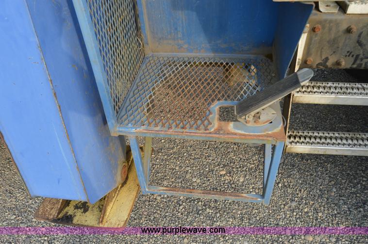 image for item F8344 1997 Peterbilt 357 truck with Manitex crane