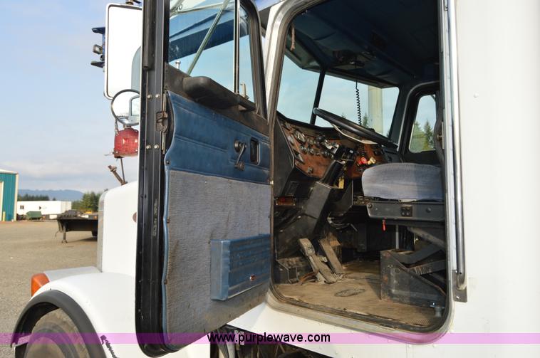 image for item F8344 1997 Peterbilt 357 truck with Manitex crane