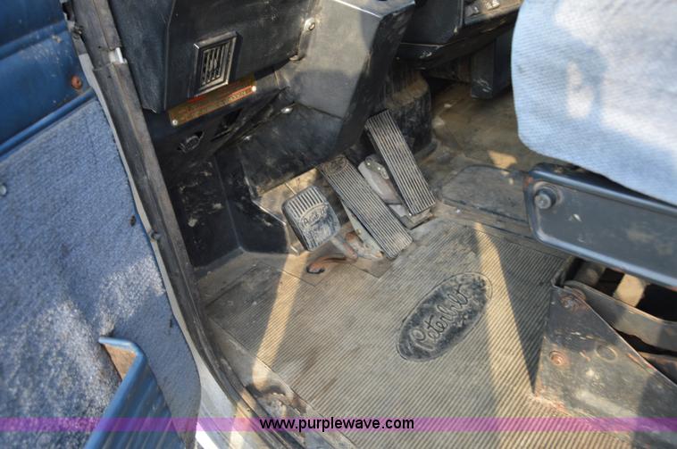 image for item F8344 1997 Peterbilt 357 truck with Manitex crane