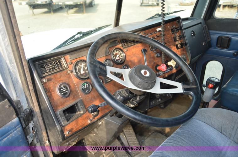 image for item F8344 1997 Peterbilt 357 truck with Manitex crane