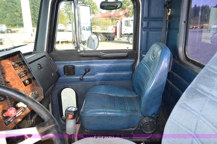 image for item F8344 1997 Peterbilt 357 truck with Manitex crane