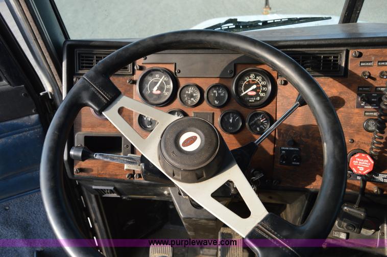 image for item F8344 1997 Peterbilt 357 truck with Manitex crane