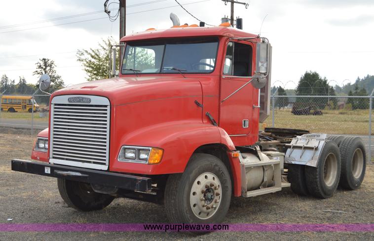 image for item F8347 1995 Freightliner FLD112 semi truck