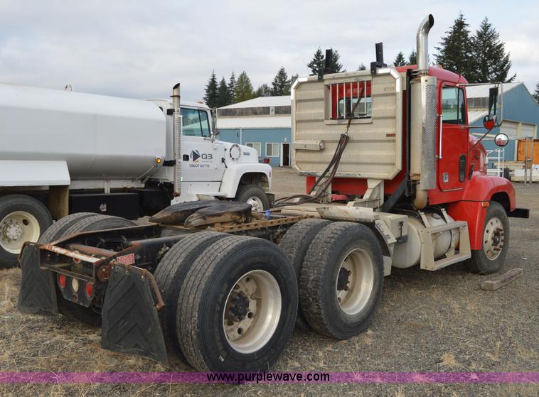 image for item F8347 1995 Freightliner FLD112 semi truck