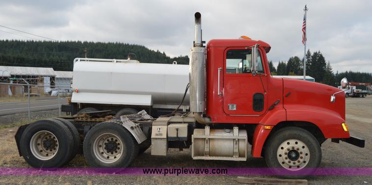 image for item F8347 1995 Freightliner FLD112 semi truck