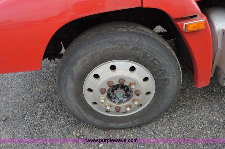 image for item F8347 1995 Freightliner FLD112 semi truck