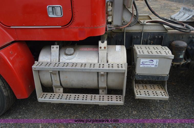 image for item F8347 1995 Freightliner FLD112 semi truck