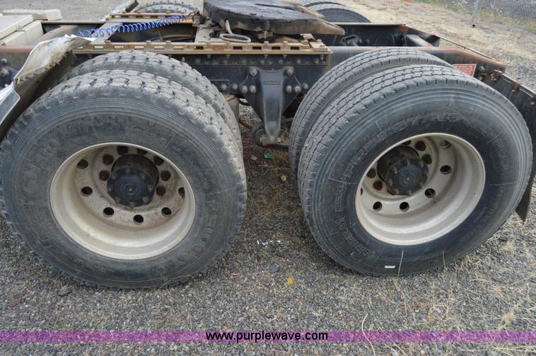 image for item F8347 1995 Freightliner FLD112 semi truck