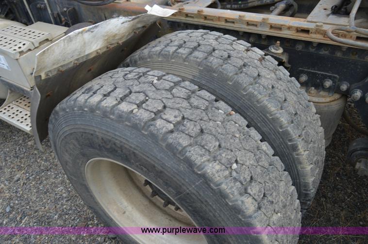 image for item F8347 1995 Freightliner FLD112 semi truck