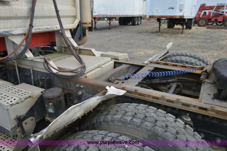 image for item F8347 1995 Freightliner FLD112 semi truck