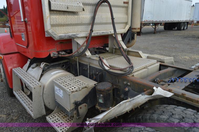 image for item F8347 1995 Freightliner FLD112 semi truck