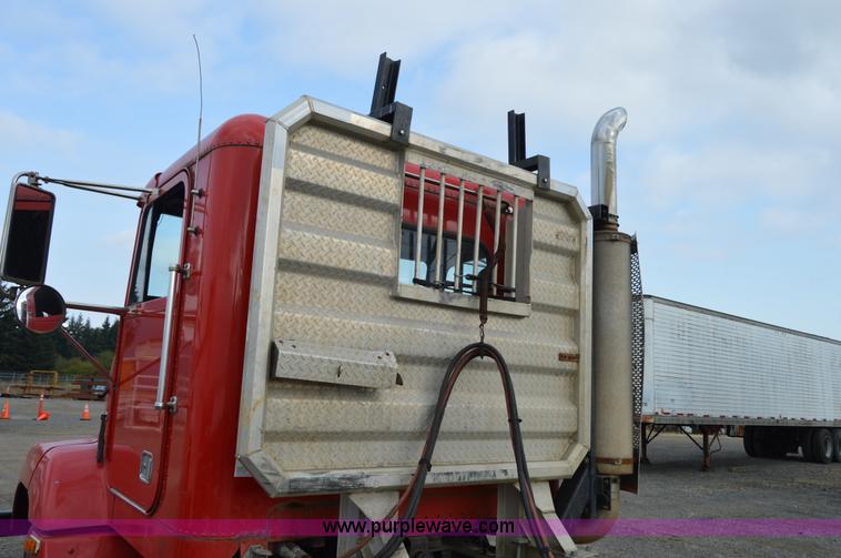 image for item F8347 1995 Freightliner FLD112 semi truck