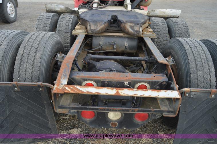 image for item F8347 1995 Freightliner FLD112 semi truck