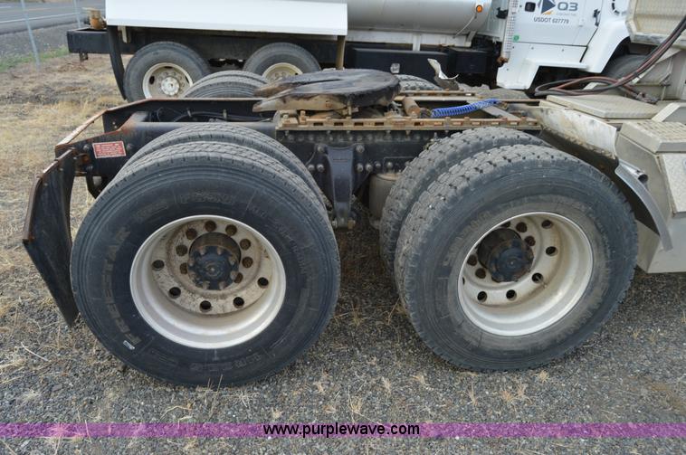 image for item F8347 1995 Freightliner FLD112 semi truck