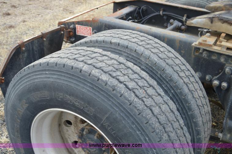 image for item F8347 1995 Freightliner FLD112 semi truck