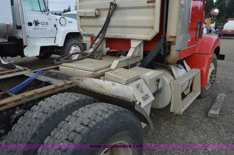 image for item F8347 1995 Freightliner FLD112 semi truck