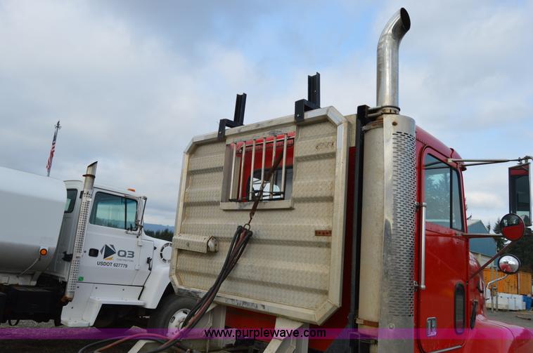 image for item F8347 1995 Freightliner FLD112 semi truck