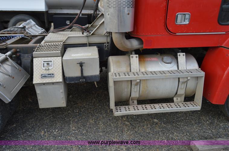 image for item F8347 1995 Freightliner FLD112 semi truck