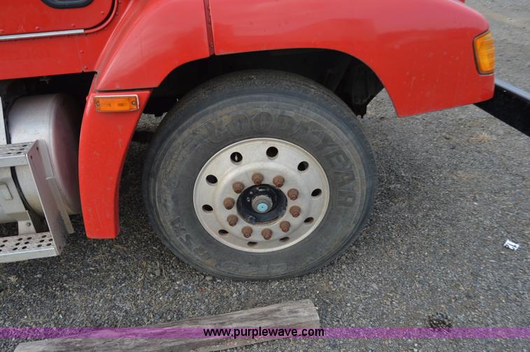 image for item F8347 1995 Freightliner FLD112 semi truck