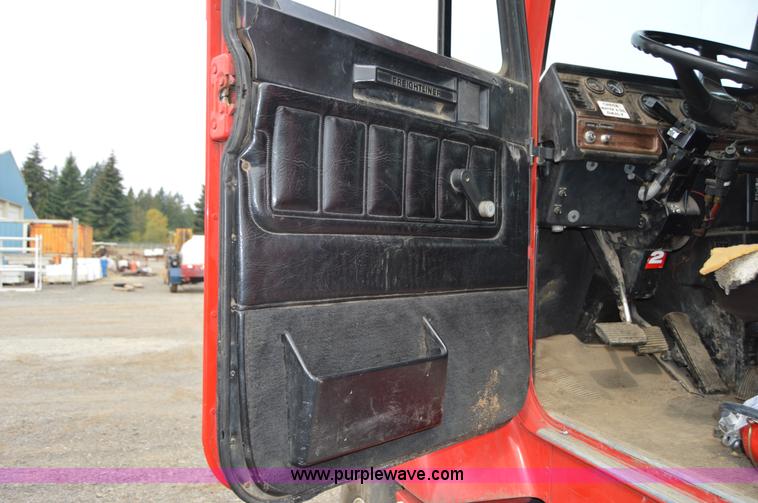image for item F8347 1995 Freightliner FLD112 semi truck