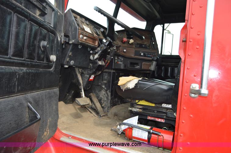 image for item F8347 1995 Freightliner FLD112 semi truck