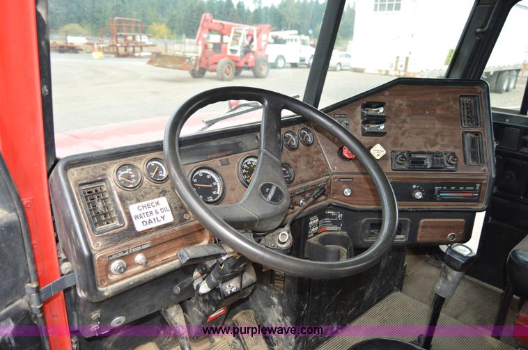 image for item F8347 1995 Freightliner FLD112 semi truck