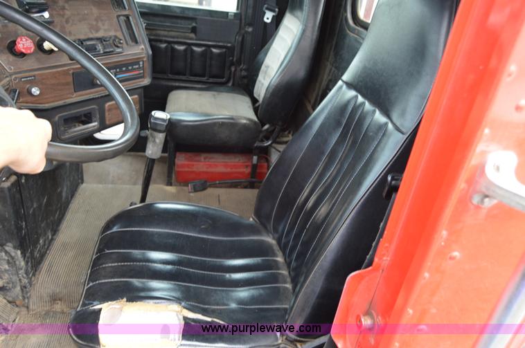 image for item F8347 1995 Freightliner FLD112 semi truck