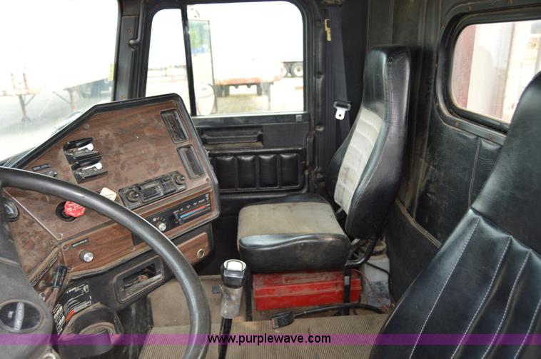 image for item F8347 1995 Freightliner FLD112 semi truck