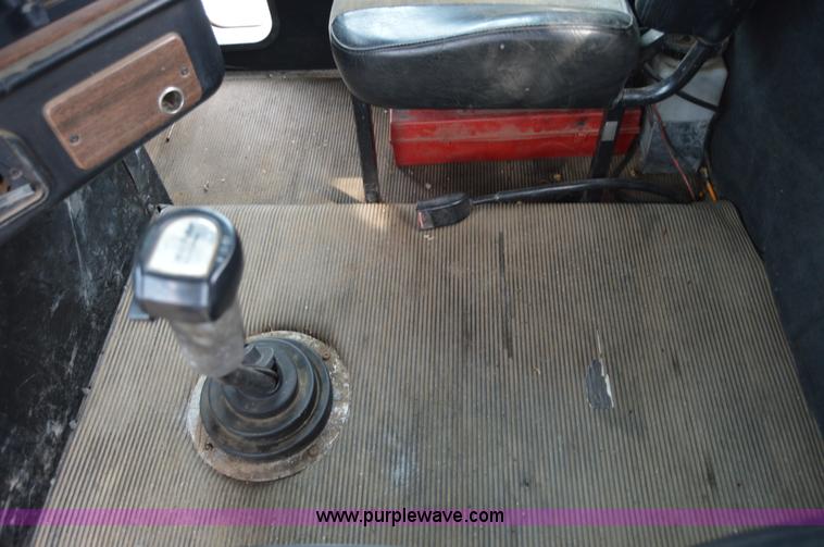 image for item F8347 1995 Freightliner FLD112 semi truck