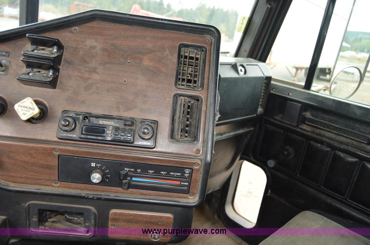 image for item F8347 1995 Freightliner FLD112 semi truck
