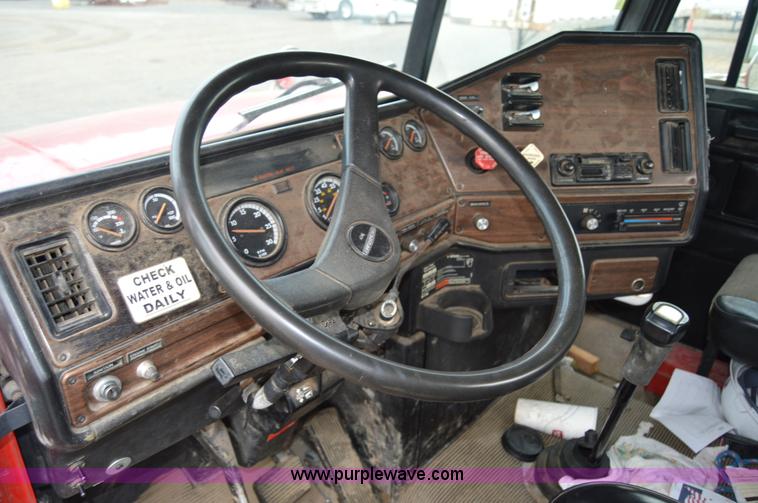 image for item F8347 1995 Freightliner FLD112 semi truck