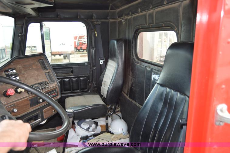 image for item F8347 1995 Freightliner FLD112 semi truck