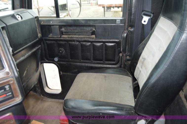 image for item F8347 1995 Freightliner FLD112 semi truck