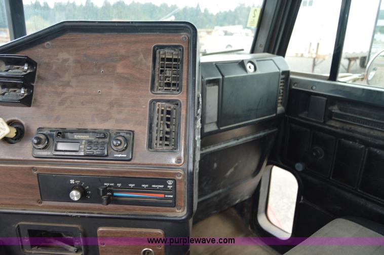 image for item F8347 1995 Freightliner FLD112 semi truck