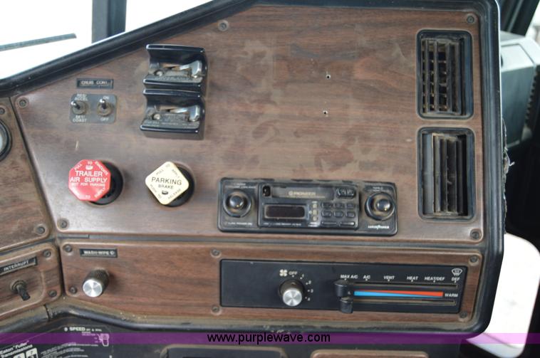 image for item F8347 1995 Freightliner FLD112 semi truck