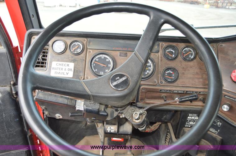 image for item F8347 1995 Freightliner FLD112 semi truck