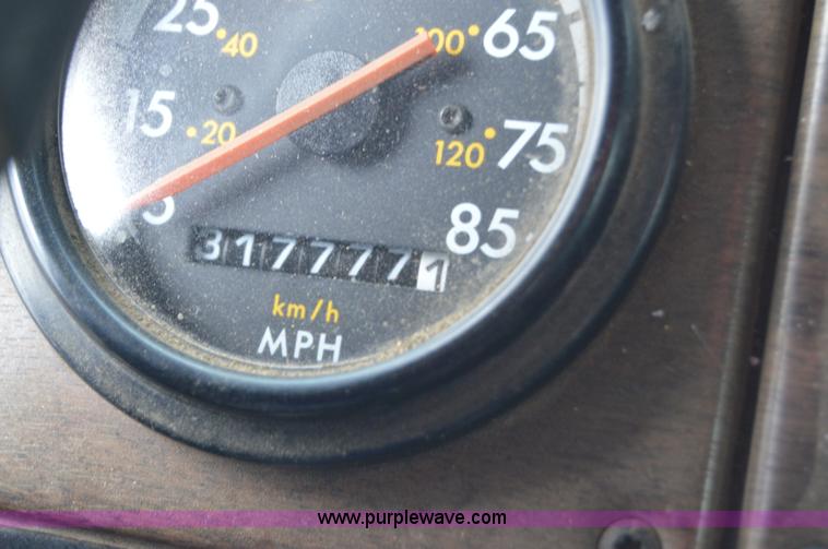 image for item F8347 1995 Freightliner FLD112 semi truck