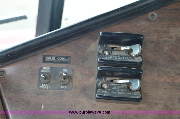 image for item F8347 1995 Freightliner FLD112 semi truck