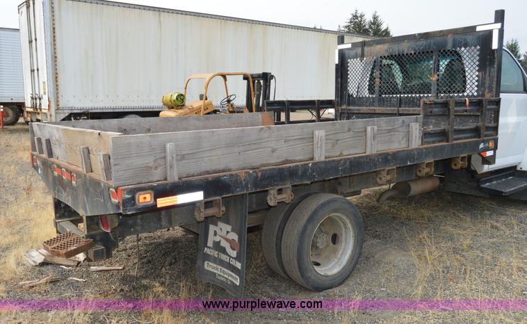 image for item F8351 2003 Chevrolet C4500 flatbed truck