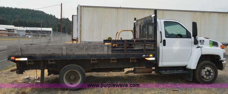 image for item F8351 2003 Chevrolet C4500 flatbed truck